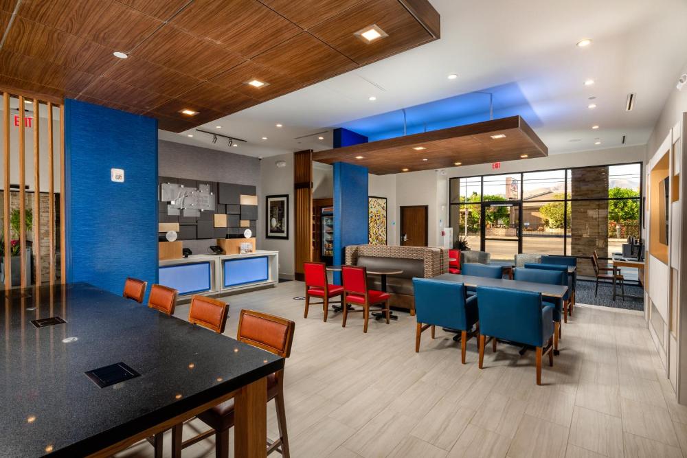 Holiday Inn Express & Suites Chatsworth by IHG